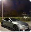 Foto del Tesla del cliente de noche