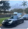 Foto de un carro oscuro afuera