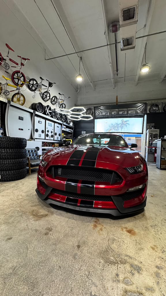 Mustang Shelby rojo dentro del taller Dark & Loud